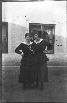 2 kvinnor stående framför byggnad.
Nyckelord: Fönster Bostad