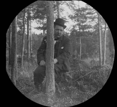 Man på pass i skogen
Nyckelord: Gevär