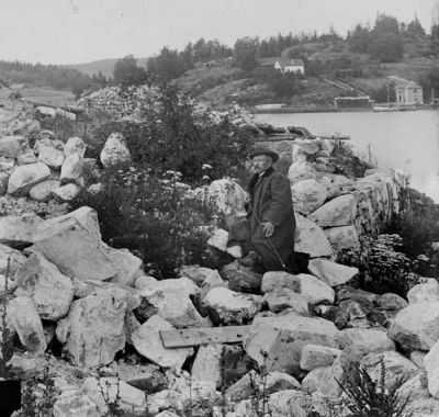Man vid slottsruin intill sjö
Nyckelord: Ruin