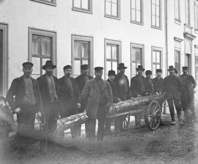 Arbetslag vid stolpresning
Nyckelord: Stolpe Vagn