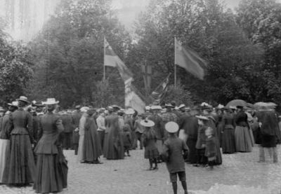 Kvinnor och barn med flaggspel i park
Nyckelord: Flagga Dräkt