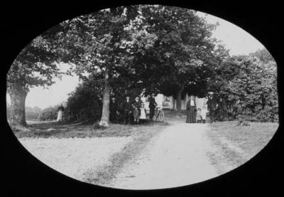 4män 3 kvinnor 4 barn framför byggnad
