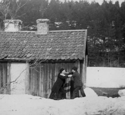 Grabbatag vid husknut
