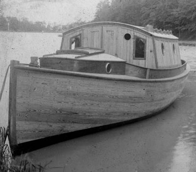 Träbåt vid strandkanten av sjö
Nyckelord: Båt