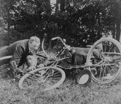 2 män i cykelvurpa
Nyckelord: Cykel