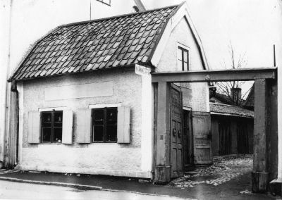 Liten byggnad med fönsterluckor
