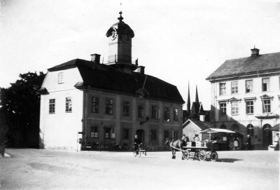 Hästskjuts på torg
Nyckelord: hästskjuts cykel torgstånd