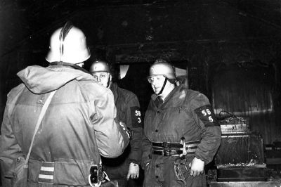 3 män i uniform
Nyckelord: Brandmän