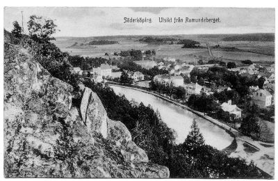 Vy från ett berg
Nyckelord: Ramunderberget Göta Kanal