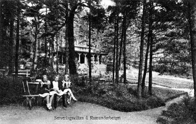 Serveringsvilla i skogsdunge
