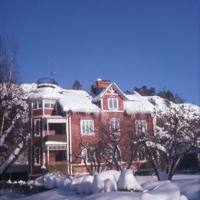 Byggnad i vintrig miljö
