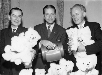 3 män som säljer lotter
Nyckelord: tombola nalle