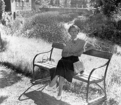 Kvinna på parkbänk vid vattendrag
Birgitta Johansson
