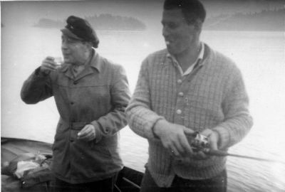 2 män i båt
Nyckelord: fiske
