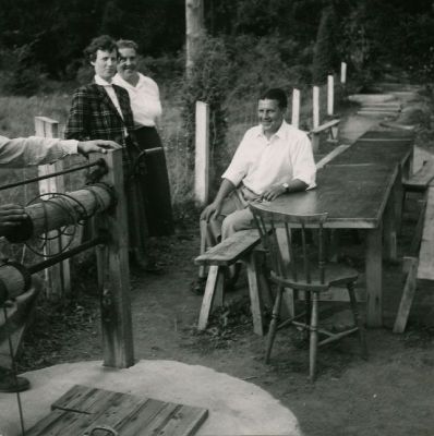 2 kvinnor och 1 man vid långbord utomhus
Nyckelord: barnkoloni