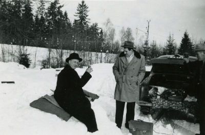 3 män tar fikapaus under bilfärd
