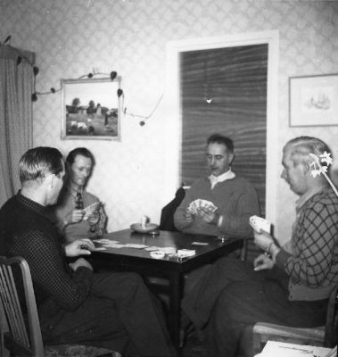 4 kortspelande män i rum
Nyckelord: kortspel