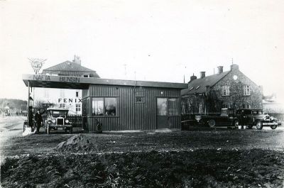 Bilar vid bensinstation
Nyckelord: Bil