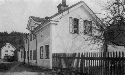Ljust putsad byggnad vid gata

