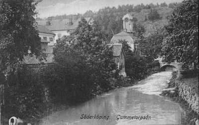 Stadsvy längs vattendrag
