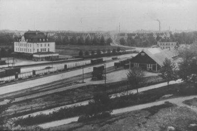 Järnvägsområde med stationsbyggnad
Nyckelord: Järnväg Järnvägsstation