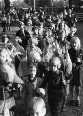Barn med flaggor i park
Nyckelord: Flagga
