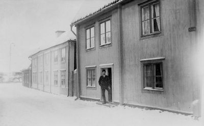 Man utanför byggnad i vintrig gatumiljö
