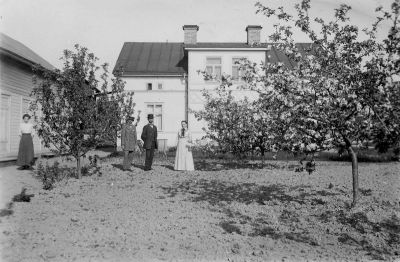 2 män och 2 kvinnor stående i trädgård
