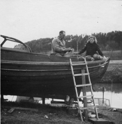 Man och flicka i båt på land
Nyckelord: Båt