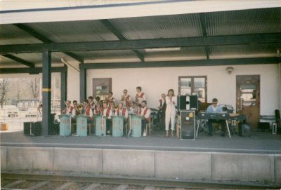 Orkester på järnvägsperrong
Nyckelord: Musikinstrument
