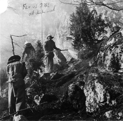 Brandmän släcker skogsbrand på berg
