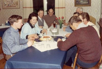 8 personer sittande runt kaffebord
Nyckelord: Kaffe Kaffekopp
