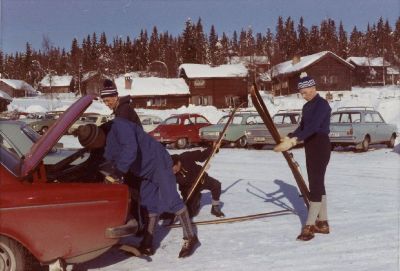 Män med skidor packar in i bagaget på bil
Nyckelord: Skidor Skidåkning