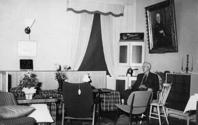 Man sittande i ett rum med många möbler
Nyckelord: Möbel