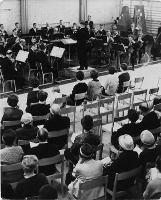 Konsert i lokal
Nyckelord: Notställ Musikinstrument