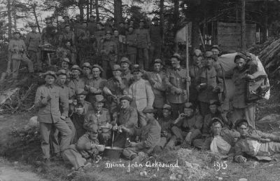 En grupp militärer i en skogsbacke
Nyckelord: Uniform 