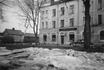 Ismassor i översvämmat vattendrag
