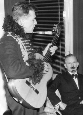 Man som spelar gitarr
Nyckelord: Gitarr