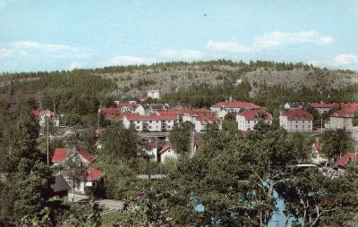 Stadsvy med berg i bakgrunden
