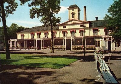 Byggnad med taktorn och stor veranda
