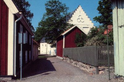 Stadsvy med kyrka
