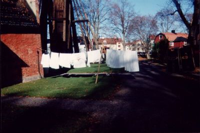 Textilier vädras vid kyrka
