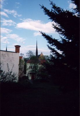 Stadsvy med kyrktorn

