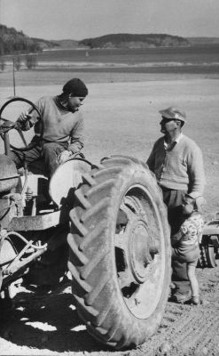 2 män och 1 pojke vid en traktor
Nyckelord: Traktor