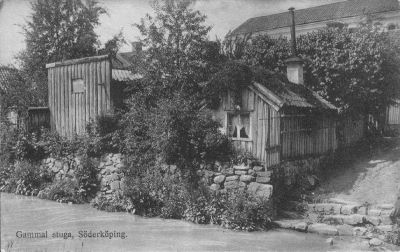 Liten stuga vid vattendrag
