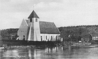 Kyrka vid vattendrag
Nyckelord: Kyrka