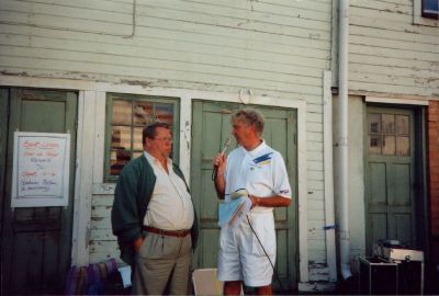 Man som intervjuar annan man utanför byggnad
Bengt Lindqvist och Allan Hall
Nyckelord: Intervju
