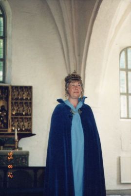 Kvinna utklädd till drottning stående i kyrka
Inga-Lill Östlund
Nyckelord: Dräkt Kyrka