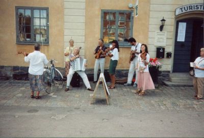 Spelmän som spelar på torg
Nyckelord: Musikinstrument Gatumusikanter