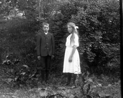 Pojke och flicka stående bland träd
Nyckelord: Ungdommar